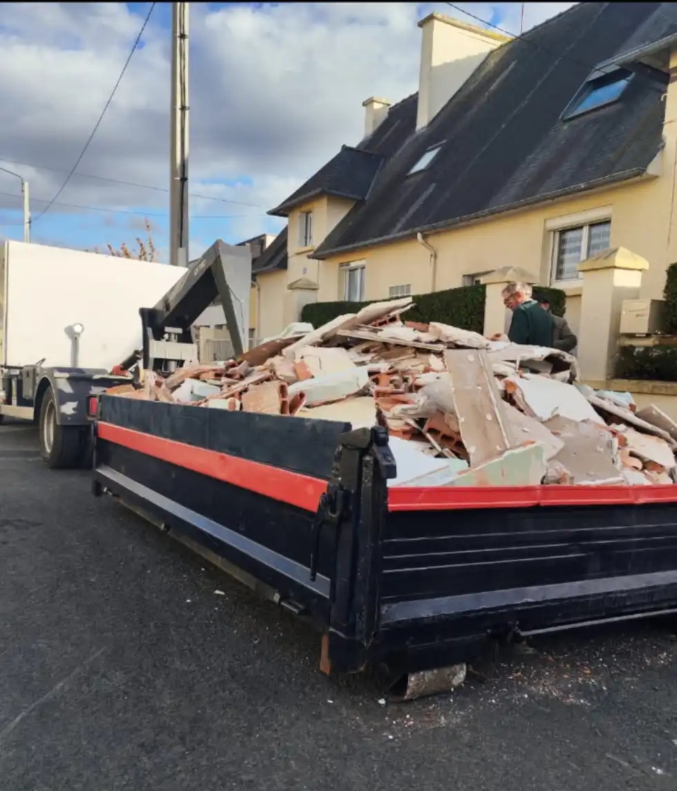 benne-pleine-de-dechets-gravats